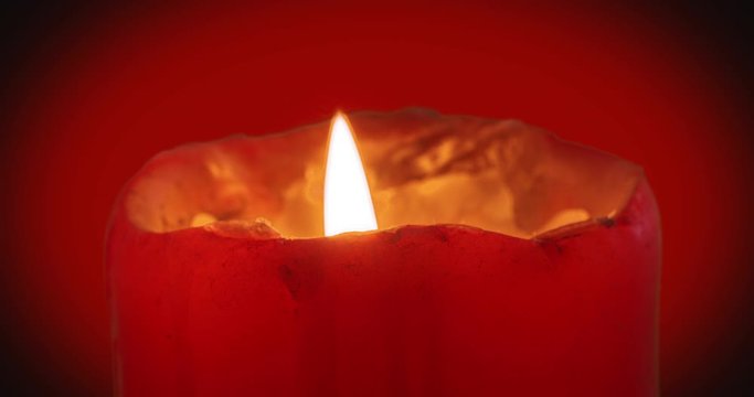 Candela con fondo rosso