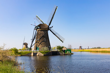 Fototapeta na wymiar Authentische Holländische Mühle in Kinderdijk, Nord-Holland
