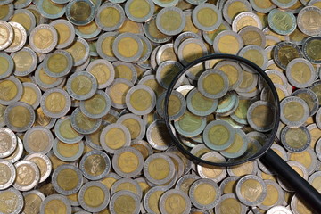 Obraz na płótnie Canvas Thailand Ten Baht Coin Look through the magnifying glass View from above
