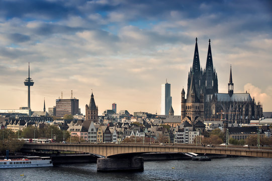 Blick Auf Köln Mit Deuter Brücke