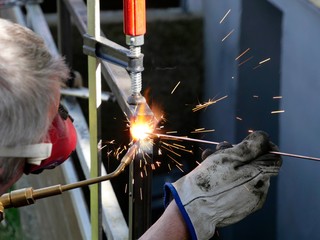 Schwei&szlig;arbeiten, Autogenschwei&szlig;en, Gasschmelzschwei&szlig;en im Freien