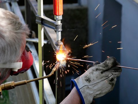 Schwei&szlig;arbeiten, Autogenschwei&szlig;en, Gasschmelzschwei&szlig;en im Freien