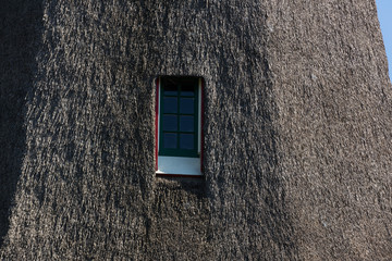Reetdach einer Windmühle in den Niederlanden