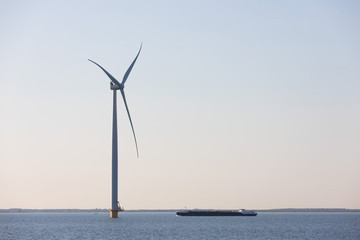 Offshore-Windkraftanlage an der K&uuml;ste vom IJsselmeer