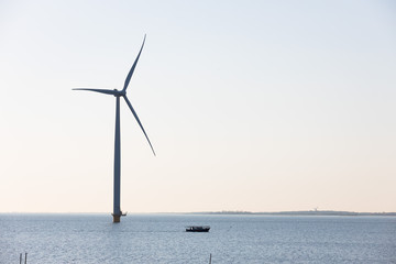 Offshore-Windkraftanlage an der Küste vom IJsselmeer