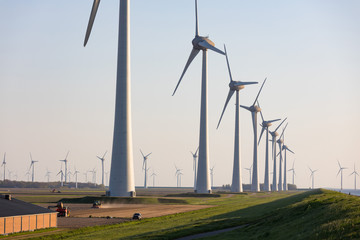 Windkraftanlagen an der Küste vom IJsselmeer