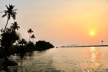 Fototapeta na wymiar Sonnenuntergang auf den Kerala Backwaters