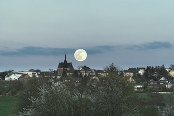 Supermond &uuml;ber Kirche in Bonn