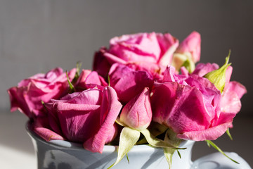 Bouquet of pink roses in a blue cup