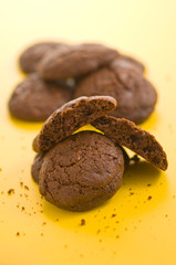 Cookies al cioccolato su fondo giallo