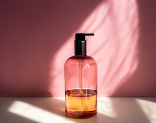 Seifenspender im Badezimmer, rosa Hintergrund, Schattenspiel, Hygiene, Hände waschen, Corona Virus