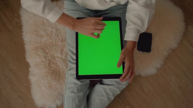 Woman scrolling through interent using tablet Chroma key