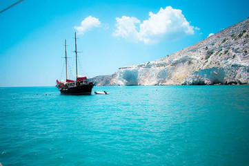 Obraz premium ship in the sea milos greece island tourismn ocean exotic nature aegean sea