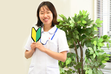 初心者マークを持つ医療従事者