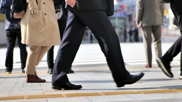 朝出勤すに日本人ビジネスマン