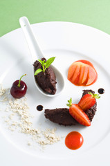 Gelato al cioccolato fondente con frutti rossi e cocco