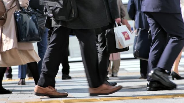朝出勤すに日本人ビジネスマン