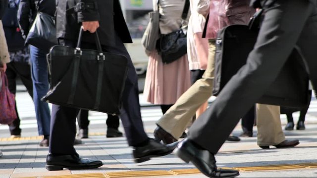 朝出勤すに日本人ビジネスマン