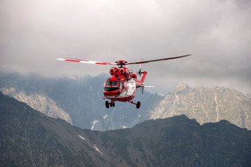 Fototapeta na wymiar Helikopter TOPR, akcja ratunkowa pod Rysami