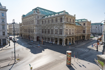 Fototapeta na wymiar Vienna operahouse in Spring