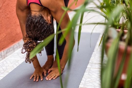 Mulher Jovem fazendo posi&ccedil;&otilde;es de Yoga