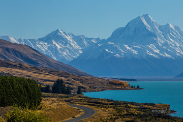 Estrada Cênica com montanhas nevadas e lago azul na Nova Zelândia