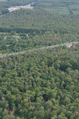 Fototapeta na wymiar Autobahn durch grüne Waldlandschaft
