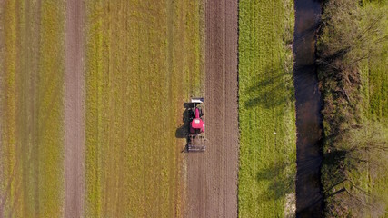 Traktor bricht Brache mit Pflug um ,Ackerbau in der Landwirtschaft aus der Vogelperspektive