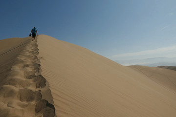 Fototapeta na wymiar Hombre caminando en el desierto
