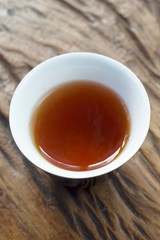 중국차를 찻잔에 따룬 모습