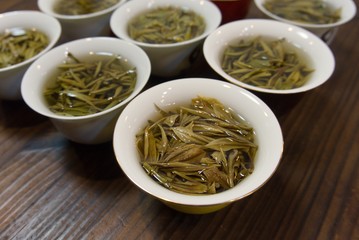 중국차의 맛을 테스트하는 과정