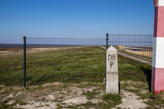 Grenzstein auf dem Deich an der Westk&uuml;ste zwischen D&auml;nemark und Deutschland.