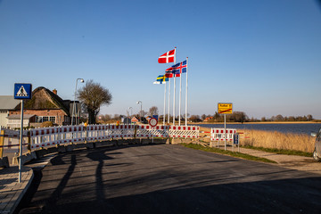Skandinavische Fahnen, Grenzsperrung, geschlossene Grenze Rudbøl/Dänemark und...