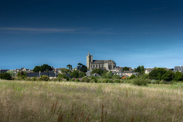 Obraz premium Cancale in the North of France with beach and clear sky