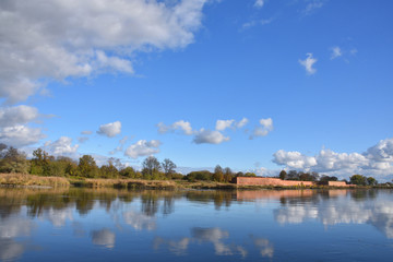 Obraz premium Blick von Küstrin-Kietz auf die Festung und die Oderbrücke 
