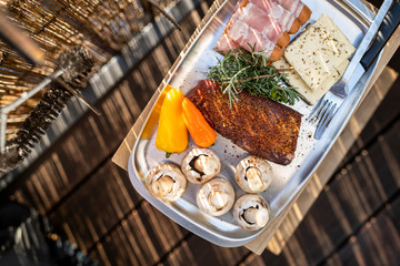 Grillzeit auf dem Balkon. Grillfleisch und Grillgemüse.