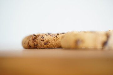 Kekse mit Schokoladenstückchen auf einem Küchenbrett