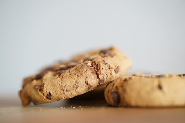 Kekse mit Schokoladenstückchen auf einem Küchenbrett