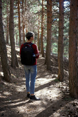 Obraz premium Chico en el bosque