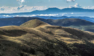 Panorama del paisaje montañoso de Cataluña desde los pirineos al amanecer. 