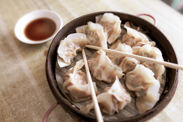 People eat Chinese manti with soy