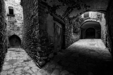 Obraz premium Callejuela del pueblo medieval de Montfalco Murallat (Cataluña, España).