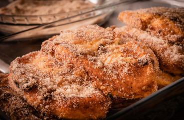 Torrijas con leche , azucar y canela para comer en semana santa, dulces caseros