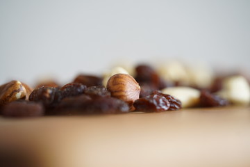 Studentenfutter auf einem Küchenbrett