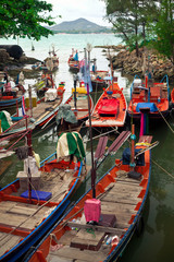 Obraz premium long tailed boats in harbor