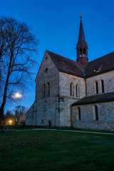 Kirche des Kloster Loccum abends bei Vollmond im April 2020