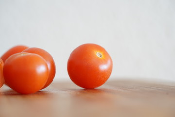 Fototapeta na wymiar Tomaten auf einem Küchenbrett