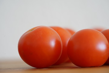 Tomaten auf einem Küchenbrett