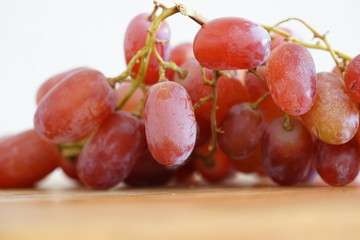 rote Weintrauben-Nahaufnahme und auf einem Küchenbrett