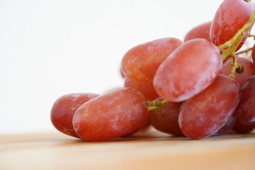 rote Weintrauben-Nahaufnahme und auf einem Küchenbrett